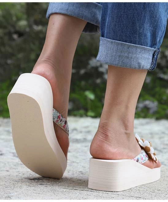 Wholesale 🔔 RXFSP Beige & White Floral-Applique Wedge 🩴 Sandal - 👩 Women 💯 6 Wholesale 🔔 RXFSP Beige & White Floral-Applique Wedge 🩴 Sandal - 👩 Women 💯 - Image 4