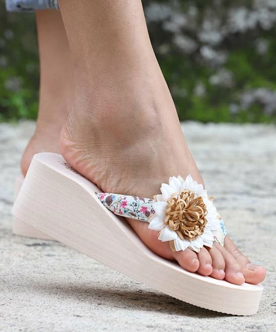 Wholesale 🔔 RXFSP Beige & White Floral-Applique Wedge 🩴 Sandal - 👩 Women 💯 7 Wholesale 🔔 RXFSP Beige & White Floral-Applique Wedge 🩴 Sandal - 👩 Women 💯 - Image 5